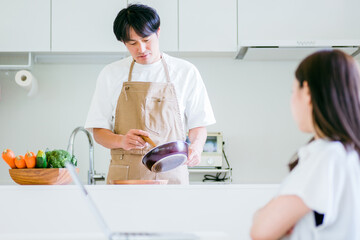 Obraz premium 家事をする男性と怒る女性 