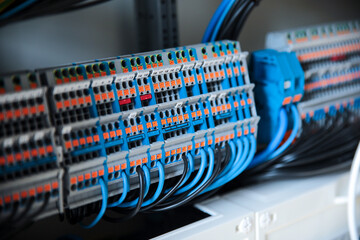 KNX Steuerpult für intelligente Heimautomatisierung im Wohnungsbau. selektiver Fokus.