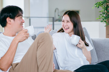 Obraz premium 飲み物を飲む男女 