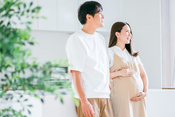 キッチンにいる妊婦と男性
