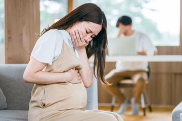 破水・陣痛で痛がる臨月の妊婦
