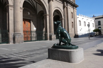 Hundeskulptur vor Kirche von Las Palmas de Gran Canaria - obrazy, fototapety, plakaty