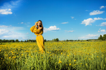 Fototapeta premium the girl in the flower field