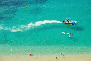 Photo sur Plexiglas Villefranche-sur-Mer, Côte d’Azur Vue aérienne d& 39 une plage parfaite de la Côte d& 39 Azur, avec des personnes profitant des eaux cristallines de la mer Méditerranée