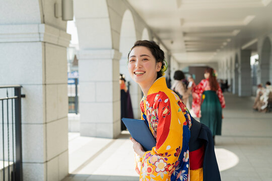 卒業を迎えた女子大学生