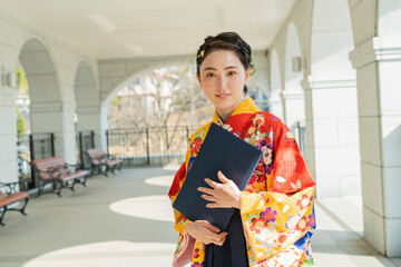 卒業を迎えた女子大学生