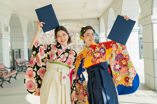 卒業式 仲良さそうな女子大学生