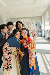 Fototapeta na wymiar 卒業式で写真を撮る大学生