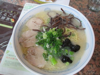 熊本県玉名市の玉名ラーメン（豚骨ラーメン）、雲龍軒のラーメン（大）