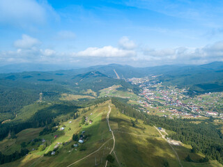 Obraz premium Ukrainian Carpathians mountains on a summer morning. Aerial drone view.