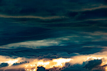 Nuvole al tramonto sulla città