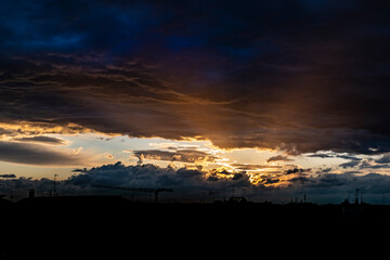Nuvole al tramonto sulla citt&agrave;