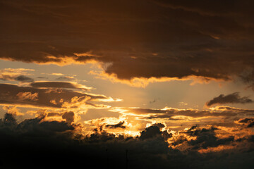 Nuvole al tramonto sulla città