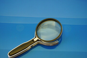 細かい字を見るための道具、日本語で（虫眼鏡）