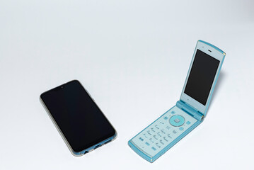 スマートフォンと二つ折りの携帯電話