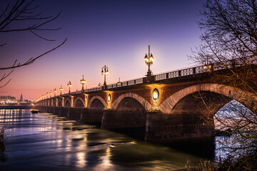 Vue grand angle du Pont de pierre de Bordeaux et du fleuve, France