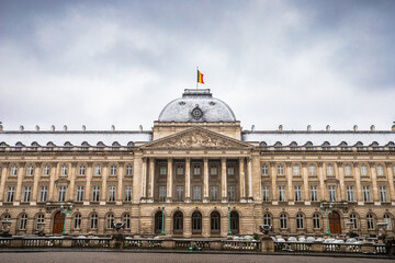 Fototapeta na wymiar Palais de Bruxelles de face sous la neige. 