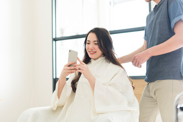 Fototapeta premium 男性美容師と女性客