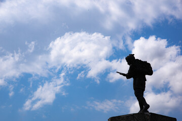 青空と二宮金次郎の銅像