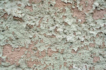 Verwitterte Hausfassade mit abgeblätterter Farbe