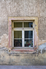 Fototapeta na wymiar Fenster von einem alten Wohnhaus
