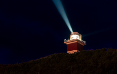 夜空に伸びる灯台のビーム  北海道