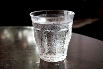 冷たい水が入ったグラスのイメージ