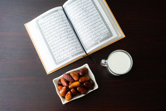 Ramadan moments dates and milk and coran iftar time 
رمضان كريم وقت الافطار وقراءة القرآن 