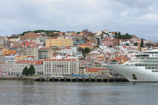 Kreuzfahrtschiff im Hafen von Lissabon, Portugal