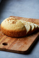 Frisches hausgemachtes Brot, Brotscheiben, Brot auf Holzbrett angeschnitten, helles Brot mit Haferflocken