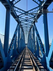 Fotobehang Blauw spoorbrug over de lucht