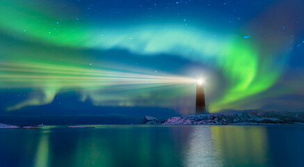 Nordlichter (Aurora borealis) über Leuchtturm am Meer im Winter