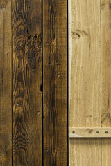 Detal na drewniane drzwi przesuwne i ścianę