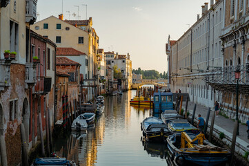 Venise, Italie - 28 juillet 2021 : canaux étroits avec bateaux et gondoles à Venise, Italie