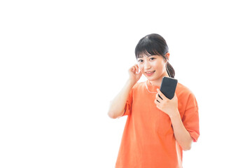 Fototapeta premium スマホで音楽を聴く若い女性