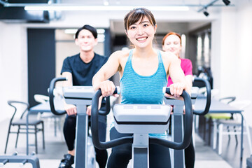 Fototapeta premium 自転車マシンでトレーニングをする人々