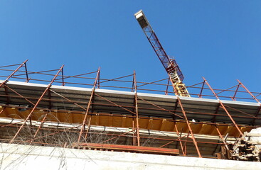 Lavori in corso nel cantiere edile in primavera