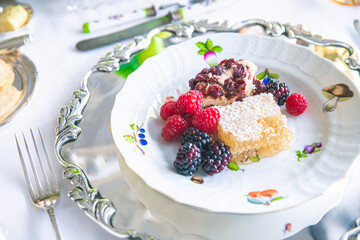 cheesecake with berries