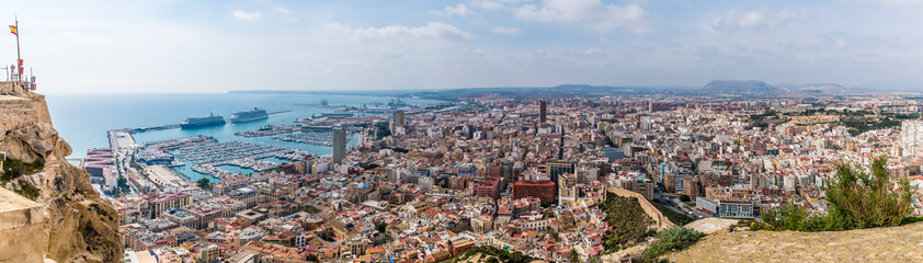 Obraz premium A panorama view from the summit of the castle of Saint Ferran along the coast at Alicante on a spring day
