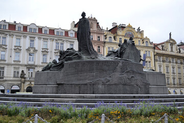 Pomnik Jana Husa na rynku w Pradze, Czechy - obrazy, fototapety, plakaty