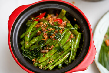 A pot of dry fragrant and delicious dry stir-fried green beans