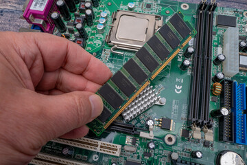 remplacement d' une barrette mémoire dans un ordinateur