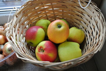 apples in a basket