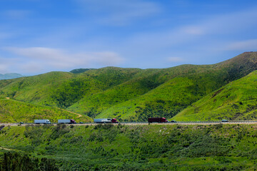 Naklejka premium Semi truck Highway in Utah, Road trip and mountains, CA :USA -2016