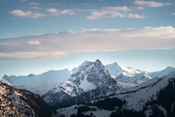Fototapeta na wymiar Die Kitzbüheler Alpen mit dem Großen Rettenstein und dem GRoßvenediger im Hintergrund im Winter