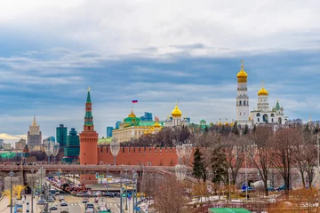 Keuken spatwand met foto View of the Kremlin walls, Moscow, Russia from the Soaring Bridge in Zaryadye Park. © Евгений Панов