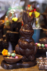 huevos de pascua con conejo de chocolate