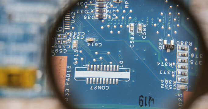 Circuit imprim&eacute; grossissement a la loupe