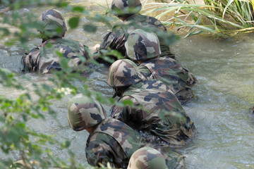 Militaires qui se cachent dans une rivière