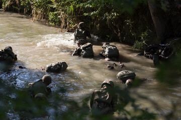 Militaires qui traversent une rivière - 497127187